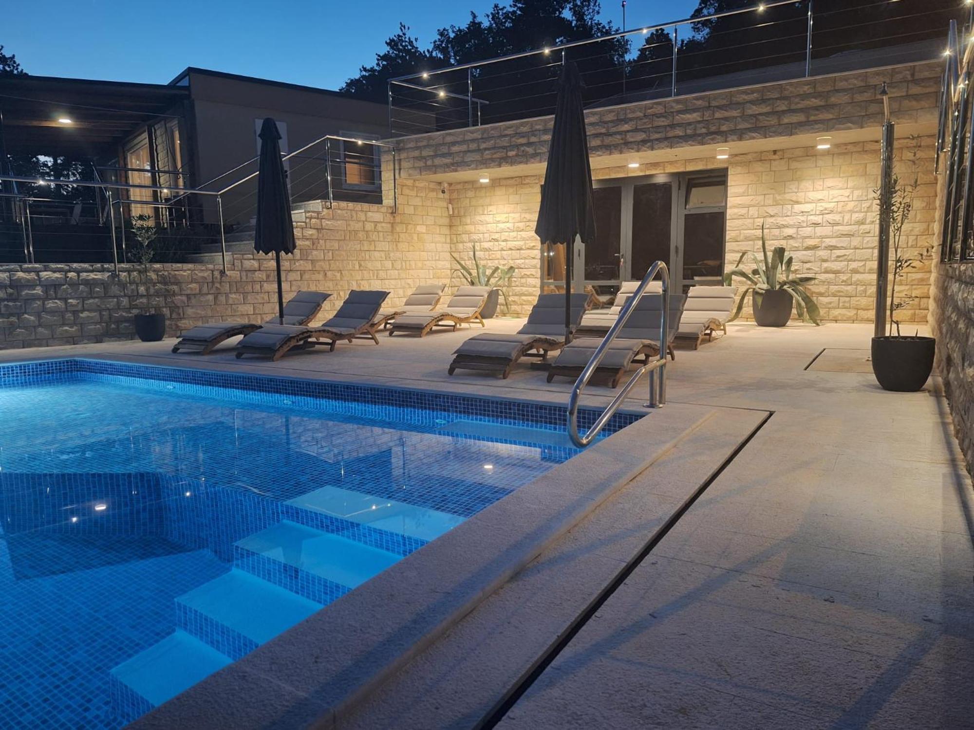 Boora Glamp Experience & Heated Infinity Pool Hotel Сен Екстериор снимка